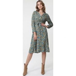 Zielona Sukienka Bardon. Zielone sukienki damskie Born2be, s, w kwiaty, z tkaniny, bez kołnierzyka, bez rękawów, długie, midi, rozkloszowane. Za 179,99 zł.