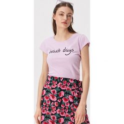 T-shirt z napisem Beach days - Fioletowy. Fioletowe t-shirty damskie Sinsay, s, z napisami, bez kołnierzyka. W wyprzedaży za 7,99 zł.