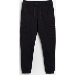 Joggery cargo slim fit - Czarny. Czarne spodnie męskie Reserved, bez wzorów. Za 149,99 zł.