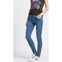 Wrangler - Jeansy Skinny Indigo Uniform. Niebieskie jeansy damskie slim marki Wrangler, z aplikacjami, z elastanu, z obniżonym stanem. W wyprzedaży za 199,90 zł.