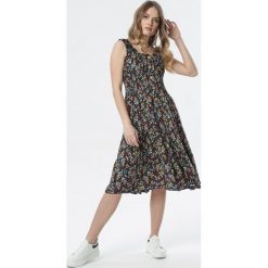 Granatowa Sukienka Nikaia. Niebieskie sukienki damskie Born2be, na lato, s, w kwiaty, klasyczne, bez kołnierzyka, bez rękawów, midi, rozkloszowane. Za 79,99 zł.