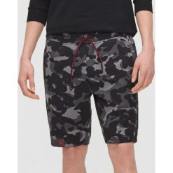 Krótkie szorty camo - Szary. Szare spodenki i szorty męskie Cropp, s, bez wzorów, krótkie. W wyprzedaży za 48,99 zł.