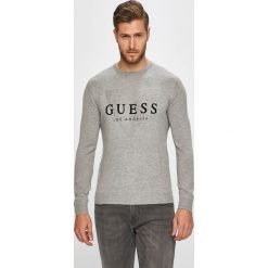 Guess Jeans - Sweter. Szare swetry męskie Guess Jeans, s, z aplikacjami, z wiskozy, z okrągłym kołnierzem, bez kaptura. W wyprzedaży za 259,90 zł.