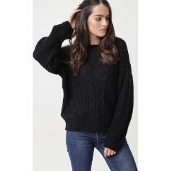 Czarny Sweter Lilianne. Czarne swetry damskie Born2be, uniwersalny, bez wzorów, z jeansu, klasyczne, bez rękawów, bez kaptura. Za 119,99 zł.