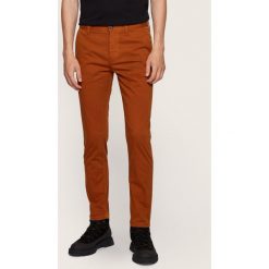 Spodnie materiałowe Boss Schino-Taber 50442037. Pomarańczowe jeansy męskie Boss, m, bez wzorów, z jeansu. Za 429,00 zł.