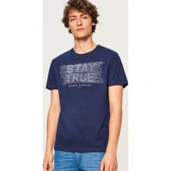 T-shirt z nadrukiem Stay true - Granatowy. Niebieskie t-shirty męskie z nadrukiem Reserved, l. Za 39,99 zł.