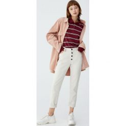Jeansy mom fit z widocznymi guzikami. Zielone jeansy damskie Pull&Bear, bez wzorów, z jeansu. Za 75,90 zł.