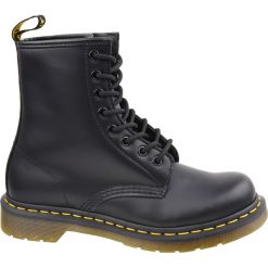 Dr. Martens 1460 11821006. Czarne glany damskie Dr. Martens, ze skóry, bez obcasa, bez zapięcia. W wyprzedaży za 549,99 zł.