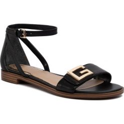 Sandały Guess Rashida FL6AIA LEA03. Białe klapki damskie Guess, z aplikacjami, bez obcasa. W wyprzedaży za 439,00 zł.