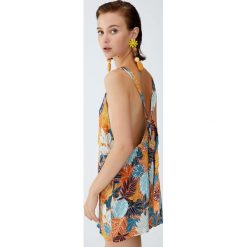 Krótki kombinezon z prostym dekoltem. Niebieskie kombinezony damskie Pull&Bear, z krótkim rękawem, krótkie. Za 55,90 zł.