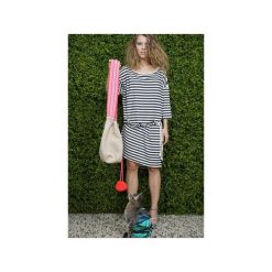 NEW AGE sukienka. Różowe sukienki damskie dzianinowe marki Yes to dress by bożena karska, w paski, klasyczne, z klasycznym kołnierzykiem, dla wysokich. Za 360,00 zł.