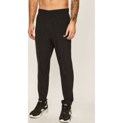 Reebok - Spodnie. Czarne spodnie męskie Reebok, s, bez wzorów, z poliesteru. W wyprzedaży za 119,90 zł.