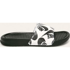Nike Sportswear - Klapki. Białe klapki damskie Nike Sportswear, bez wzorów, z gumy, bez obcasa, na obcasie. Za 129,90 zł.