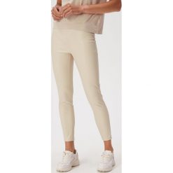 Legginsy ze skóry ekologicznej - Beżowy. Brązowe legginsy damskie Sinsay, s, bez wzorów, ze skóry ekologicznej. Za 39,99 zł.