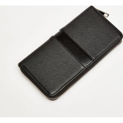 Portfel o wyraźnej fakturze. Portfele damskie Moodo, bez wzorów. Za 19,99 zł.