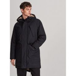 Ocieplana parka z kapturem - Czarny. Czarne parki męskie Reserved, xl. W wyprzedaży za 249,99 zł.