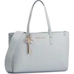 Torebka VERSACE JEANS - E1VTBBN1 71104 904. Niebieskie torebki klasyczne damskie Versace Jeans, bez wzorów, z jeansu, klasyczne, duże, bez dodatków. W wyprzedaży za 449,00 zł.