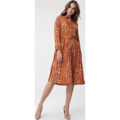 Plisowana szmizjerka midi. Pomarańczowe sukienki damskie Born2be, m, w paski, eleganckie, z klasycznym kołnierzykiem, bez rękawów, długie, midi, plisowane. Za 169,99 zł.