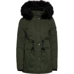 Parka Superdry Nadare W5000012A. Czerwone kurtki damskie Superdry, na zimę, bez wzorów, z poliesteru, bez kaptura. W wyprzedaży za 429,00 zł.