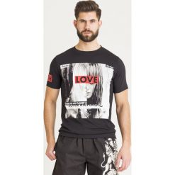 T-SHIRT KENTISH JOHN RICHMOND. Czarne t-shirty męskie John Richmond, s, z nadrukiem, z bawełny, z okrągłym kołnierzem. Za 370,30 zł.