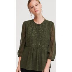 Bluzka plumeti z haftem - Khaki. Brązowe bluzki damskie Reserved, z haftami, bez kołnierzyka, bez rękawów. Za 119,99 zł.
