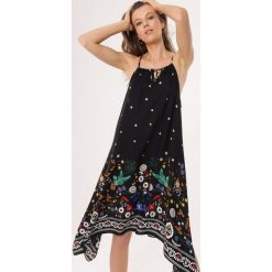 Czarna Sukienka Oath. Czarne sukienki damskie Born2be, na spotkanie biznesowe, s, bez wzorów, eleganckie, bez kołnierzyka, bez rękawów, midi, asymetryczne. Za 39,99 zł.