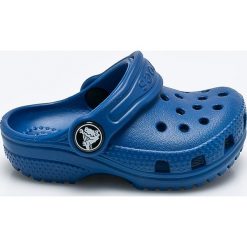 Crocs - Klapki dziecięce. Niebieskie sandały chłopięce marki Crocs, z materiału, bez zapięcia. W wyprzedaży za 99,90 zł.