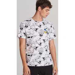 T-shirt Kaczor Donald - Biały. Białe t-shirty męskie Reserved, s, z motywem z bajki, bez kołnierzyka. Za 59,99 zł.