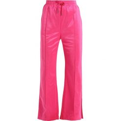 Tiger of Sweden Jeans HUSTLE Spodnie treningowe dark pink. Czerwone jeansy damskie marki Tiger of Sweden Jeans, l, z jeansu. W wyprzedaży za 344,25 zł.