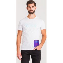 T-SHIRT Versace Jeans Couture. Białe t-shirty męskie m, z haftami, z jeansu, z okrągłym kołnierzem. Za 246,95 zł.
