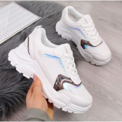 Buty sportowe damskie na grubej podeszwie białe NEWS. Białe buty sportowe damskie NEWS, bez wzorów, sportowe. Za 55,00 zł.