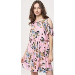 Różowa Sukienka Clear Up. Różowe sukienki damskie marki Born2be, na lato, s, w kwiaty, z jeansu, street, bez kołnierzyka, bez rękawów, mini. Za 59,99 zł.