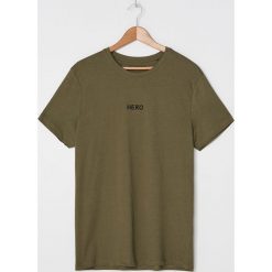 T-shirt z haftem -. T-shirty męskie House, s, z haftami, bez kołnierzyka. W wyprzedaży za 29,99 zł.