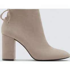 Botki na obcasie z wiązaniem. Botki damskie Pull&Bear, bez obcasa, na obcasie, bez zapięcia. Za 99,90 zł.