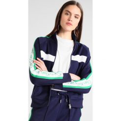 Calvin Klein Jeans STAND COLLAR TRACK Bluza rozpinana dark blue. Niebieskie bluzy rozpinane damskie Calvin Klein Jeans, xs, z bawełny. W wyprzedaży za 356,30 zł.