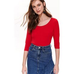 Bawełniany t-shirt. Czerwone t-shirty damskie z bawełny, z okrągłym kołnierzem. W wyprzedaży za 29,99 zł.