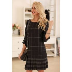 Sukienka MIKELA. Szare sukienki damskie IVET, bez wzorów, eleganckie, bez kołnierzyka, bez rękawów. W wyprzedaży za 59,00 zł.