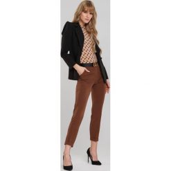Brązowe Spodnie Dignified. Pomarańczowe spodnie damskie Renee, s, bez wzorów, z tkaniny, eleganckie. Za 79,99 zł.