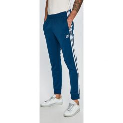 Adidas Originals - Spodnie. Niebieskie spodnie męskie adidas Originals, na co dzień, m, bez wzorów, z bawełny, casualowe. W wyprzedaży za 249,90 zł.