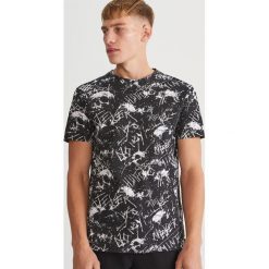 T-shirt z nadrukiem - Czarny. Czarne t-shirty męskie z nadrukiem Reserved, l. Za 49,99 zł.