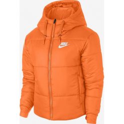 Nike - Kurtka. Pomarańczowe kurtki damskie Nike, xs, bez wzorów, z poliesteru, krótkie, z kapturem. W wyprzedaży za 419,90 zł.