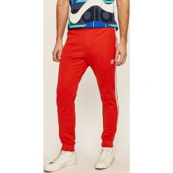 Adidas Originals - Spodnie. Czerwone spodnie męskie adidas Originals, na co dzień, m, bez wzorów, z bawełny. Za 249,90 zł.