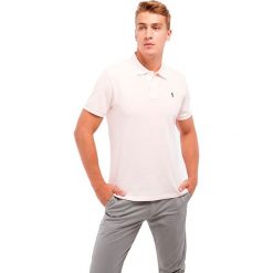 Koszulka polo w kolorze jasnoróżowym. Różowe koszulki męskie Polo Club Men, s, z haftami, z bawełny, polo, bez rękawów. W wyprzedaży za 102,95 zł.