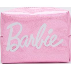 Kosmetyczka Barbie - Różowy. Różowe kosmetyczki damskie Sinsay, bez wzorów. W wyprzedaży za 7,99 zł.
