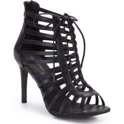 Buty damskie. Czarne klapki damskie Wittchen, w paski, ze skóry, bez obcasa, na szpilce. W wyprzedaży za 199,90 zł.
