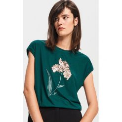 T-shirt z haftem i cekinami - Khaki. Brązowe t-shirty damskie marki Reserved, s, z haftami, bez kołnierzyka. Za 49,99 zł.