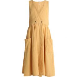 Free People DIANA WRAP DRESS Sukienka letnia light yellow. Żółte sukienki damskie marki Free People, na lato, bez wzorów, z bawełny, bez kołnierzyka, bez rękawów. Za 409,00 zł.