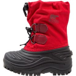 Sorel SUPER TROOPER Śniegowce bright red. Czerwone kozaki dziewczęce Sorel, z tworzywa sztucznego. W wyprzedaży za 167,40 zł.