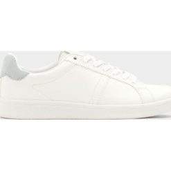 Tenisówki w miejskim stylu z szarym elementem. Białe tenisówki damskie Pull&Bear. Za 99,90 zł.