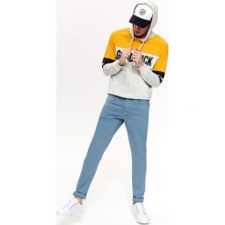 Bluza typu kangurka z napisem. Szare bluzy męskie na lato, xxl, z napisami, z dzianiny, z kapturem. W wyprzedaży za 39,99 zł.